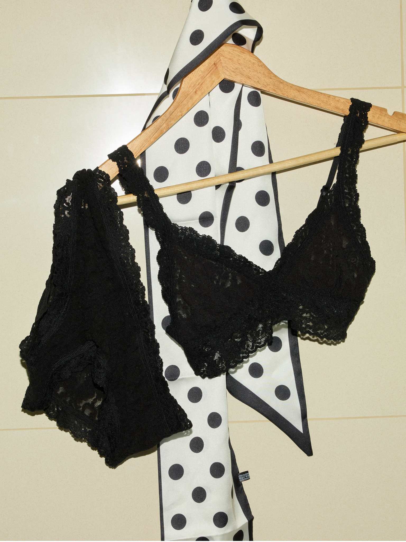 Signature Lace® Crossover Bralette Black
