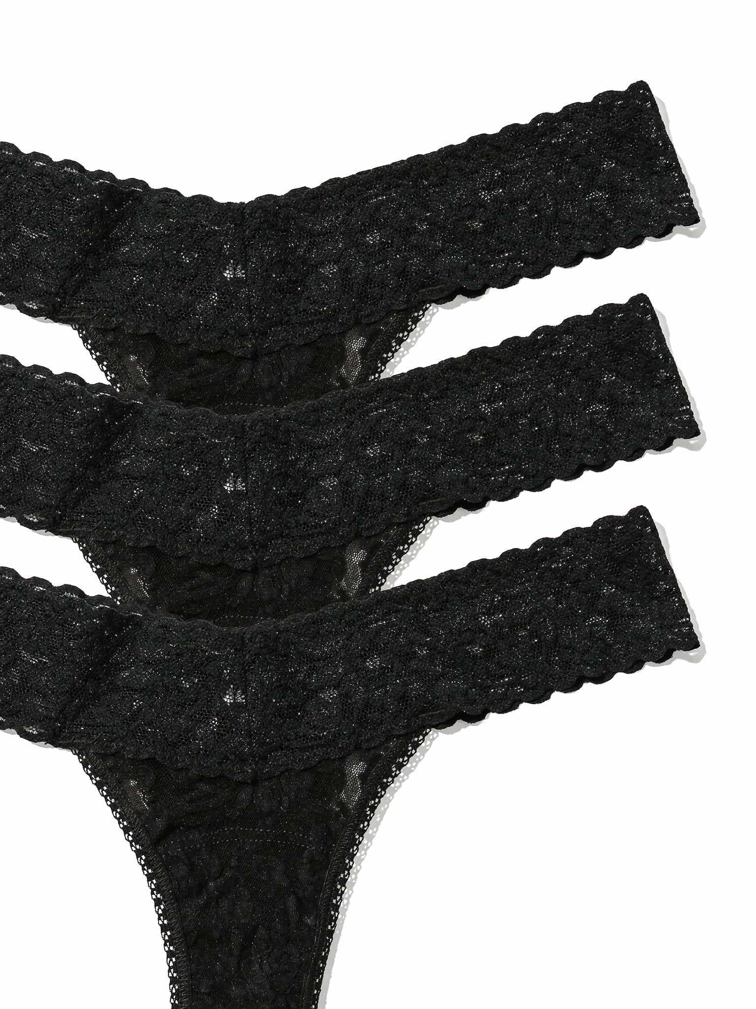 3 Pack Signature Lace® Low Rise Thongs Black - Scalloped Lace Waistband Close-Up | Hanky Panky