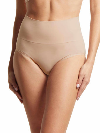 Chai HANKY PANKY BODY™ High Waist Boyshort - Front View On Model | Hanky Panky