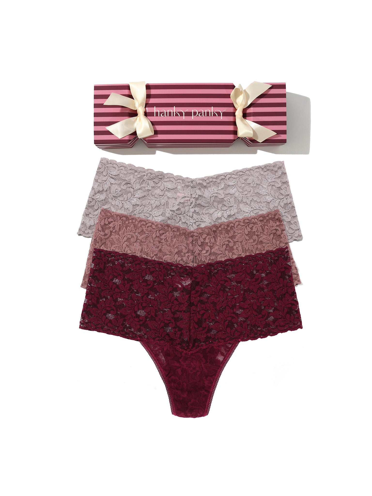 (取寄) ハンキー パンキー レディース レトロ レース トング 3 パック Hanky Panky women Retro Lace Thong 3 Pack Dried Cherry/Artichoke Heart/Steel Retro Thong Holiday 3 Pack Cracker | Hanky Panky
